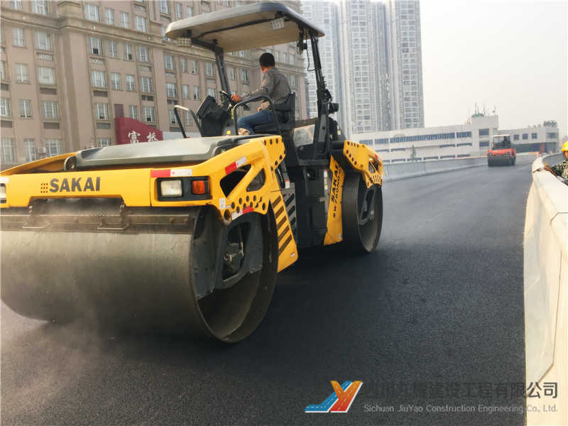 成都理工大学钢桥面沥青路面施工