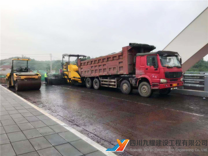 成都创意路钢桥面沥青铺装项目