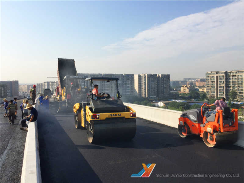 成都理工大学钢桥面沥青路面施工