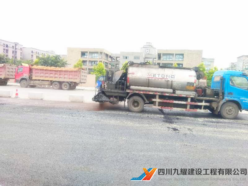 郫都区轻轨配套道路沥青路面施工