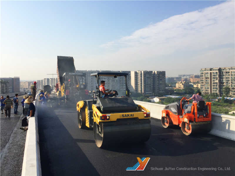 成都理工大学钢桥面沥青路面施工