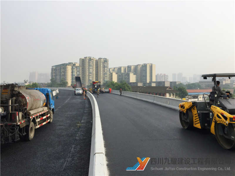 成都理工大学钢桥面沥青路面施工