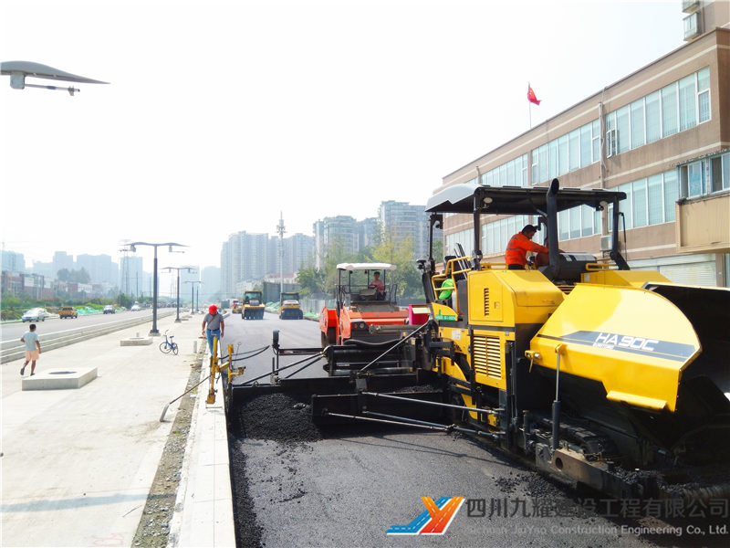 郫都区轻轨配套道路沥青路面施工