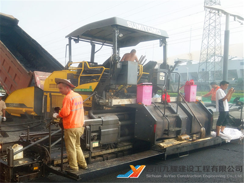 郫都区轻轨配套道路沥青路面施工