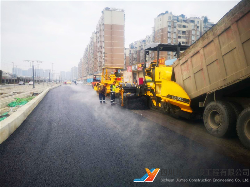 郫县有轨电车犀团路沥青路面施工项目