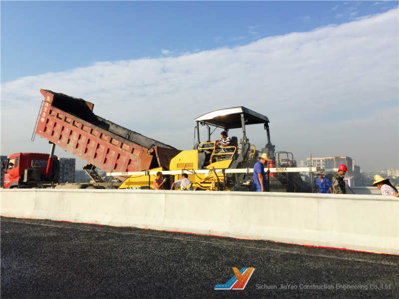 成都理工大学钢桥面沥青路面施工